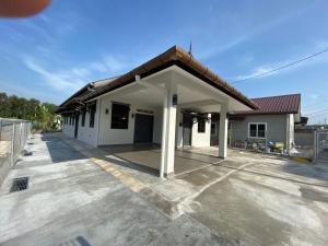 un grande edificio bianco con un tetto di Bangi Utara Villa a Kajang