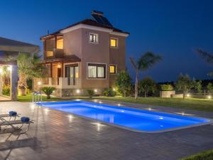 Bazén v ubytování Luxurious Villa David nebo v jeho okolí + 22 fotografií