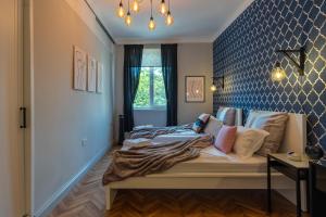 A bed or beds in a room at Midnight Blue
