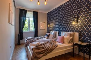 A bed or beds in a room at Midnight Blue