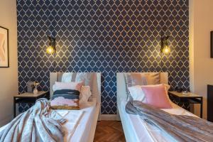 A bed or beds in a room at Midnight Blue