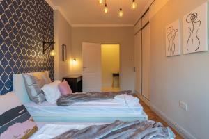 A bed or beds in a room at Midnight Blue