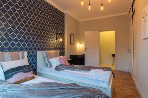 A bed or beds in a room at Midnight Blue