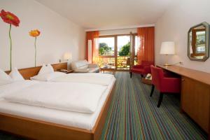 A bed or beds in a room at Seehotel Engstler Még 35 kép