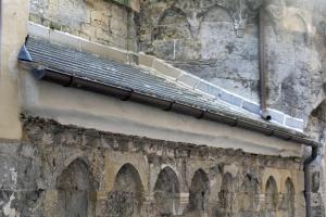 kamienny budynek z dachem na boku w obiekcie INSTAURA Apartments w Genui