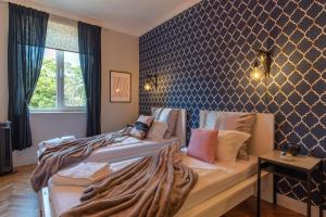 A bed or beds in a room at Midnight Blue