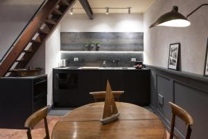 kuchnia z drewnianym stołem i zlewem w obiekcie INSTAURA Apartments w Genui