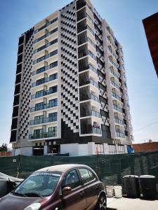 un coche aparcado frente a un gran edificio en Hab. Privada con la mejor vista, en Tacna