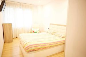 Un pat sau paturi într-o cameră la Piso céntrico en Torrelavega