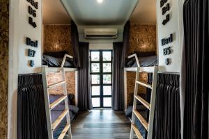 Palanda nebo palandy na pokoji v ubytování My Way Hostel Chiang Mai