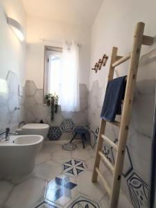y baño con lavabo y escalera. en Dimora Mediterranea, en Mattinata