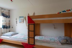 two bunk beds in a room with two beds at Residence Juliana appartement 65 - Julianadorp aan zee in Julianadorp