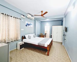 1 dormitorio con 1 cama y ventilador de techo en Jackson's Beach House Calangute en Calangute