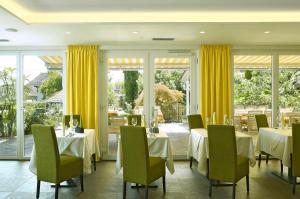 Reštaurácia alebo iné gastronomické zariadenie v ubytovaní Hotel Sonnenhof