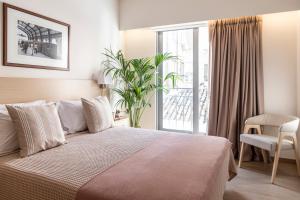 Gallery Suites & Residences Piraeus客房内的一张或多张床位