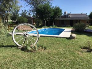 ein Rad im Gras neben einem Pool in der Unterkunft La Soleada casas de campo in Nono