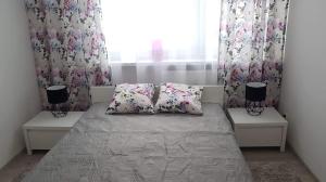 Ένα ή περισσότερα κρεβάτια σε δωμάτιο στο POKOJE GOŚCINNE UZDROVISCO CIEPLICE