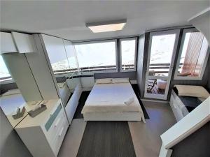 A bed or beds in a room at La Coquille