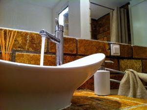 A bathroom at Natur-Steinhaus mit Meerblick: hell, ruhig, exklusiv, strandnah