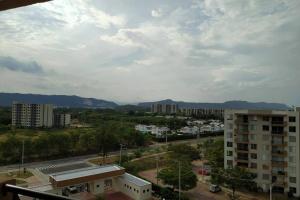 a view of a city with mountains in the background at Departamento Completo Peñalisa Limonar - Ricaurte in Ricaurte