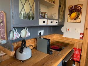 Dapur atau dapur kecil di Sheepwash Shepherds Hut