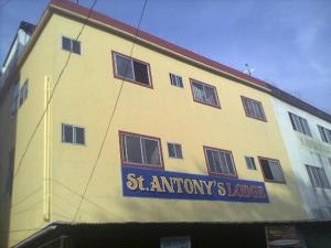 un edificio amarillo con un letrero que lee "st amory sloops" en St. Antonys Lodge, en Kochi