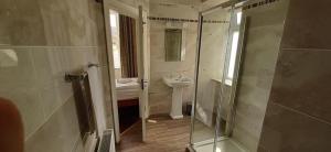 Et badeværelse på Brackloon Lodge-Brackluin