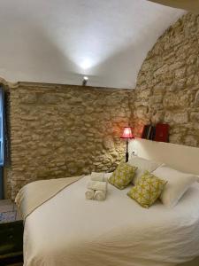 A bed or beds in a room at Casa Arco de la Pastora