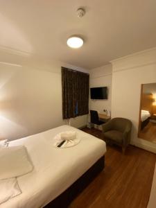 Postel nebo postele na pokoji v ubytování Buckingham Hotel