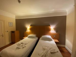 Postel nebo postele na pokoji v ubytování Buckingham Hotel