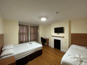 Postel nebo postele na pokoji v ubytování Buckingham Hotel