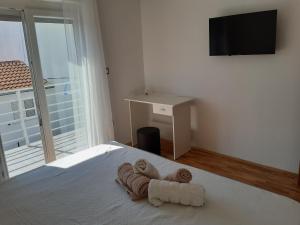 TV a/nebo společenská místnost v ubytování Apartmani Frano