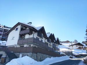 budynek ze śniegiem na boku w obiekcie Al Bait Del Legn 5 w mieście Bormio