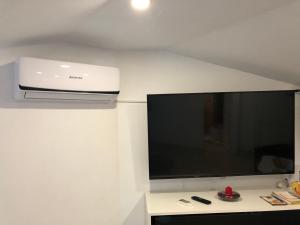 einen Flachbild-TV auf einer Wand in der Unterkunft Toni Room in Sighişoara