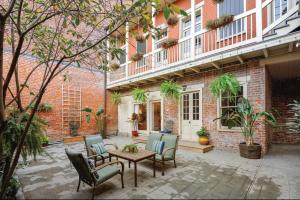 French Quarter 2BD Apt - 3 Blocks from Bourbon St.