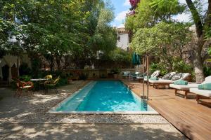马略卡岛帕尔马Can Bordoy Grand House Hotel GL Preferred Hotel的庭院中间的游泳池