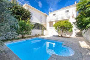 - une piscine en face d'une maison dans l'établissement Stylish Art Deco villa near the sea 4 Bdrs Pool and garage, à Nice