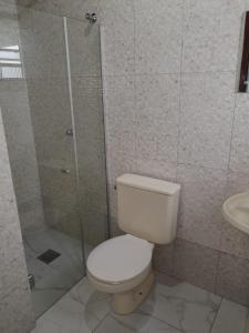 ein Badezimmer mit Toilette, Dusche und Waschbecken in der Unterkunft Cond Apartamentos Chalés San Marino in Ubatuba + 25 Fotos
