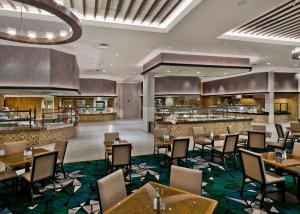 eine Darstellung eines Restaurants mit Tischen und Stühlen in der Unterkunft Riverside Casino & Golf Resort in Riverside