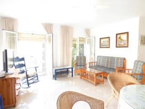 Televízia a/alebo spoločenská miestnosť v ubytovaní Villa Blanca Marbella Center - EaW Homes