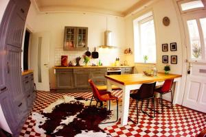 una cucina con tavolo e sedie in una stanza di Großzügige Altbauwohnung in Bestlage ad Amburgo