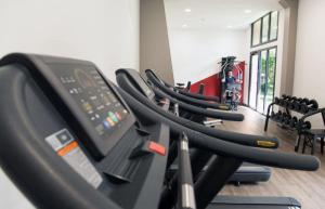 een sportschool met een rij pedalen op een loopband bij La Citadelle de Conflans in Albertville