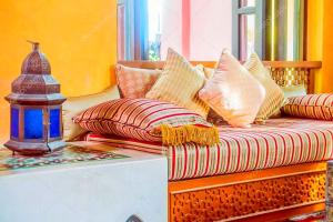 uma sala de estar com um sofá com almofadas em Riad Afla Gardens em Marrakech
