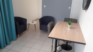 Photo de la galerie de l'établissement Charmant studio en plein centre avec parking, à Saint-Omer