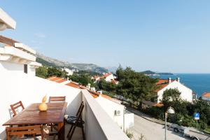 balcón con mesa y vistas al océano en Apartment Mia, en Dubrovnik