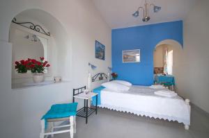 Dormitorio azul con cama y pared azul en Filio rooms en Kýthira