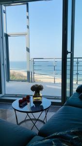The Baltic Horizon في دجيفنوفيك: غرفة معيشة مع طاولة وإطلالة على المحيط