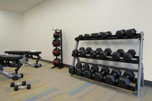 The fitness centre and/or fitness facilities at Holiday Inn Express & Suites Columbus North, an IHG Hotel