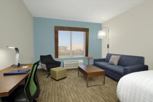 Ein Sitzbereich in der Unterkunft Holiday Inn Express & Suites Columbus North, an IHG Hotel