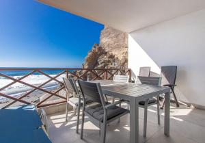 un tavolo e sedie su un balcone con vista sull'oceano di NEPTUNO 1A019 a Puerto de Santiago